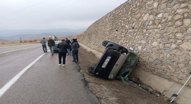 Bayburt - Erzurum karayolunda trafik kazası: 3 yaralı
